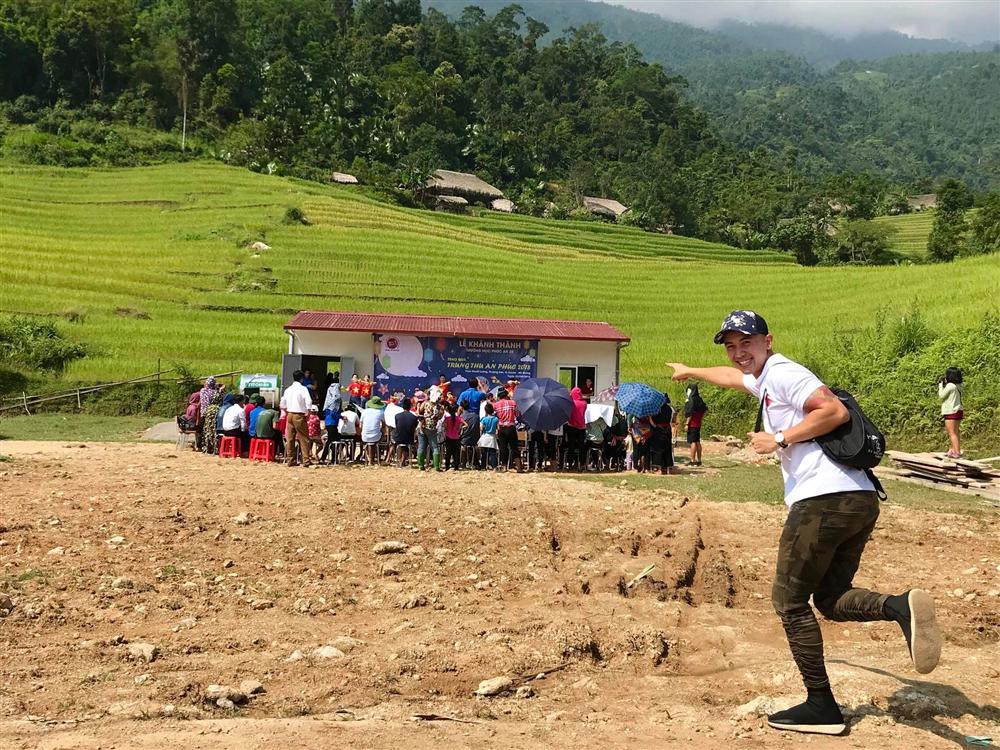 Huyền Baby hững hờ khoe vòng 1 gợi cảm-6