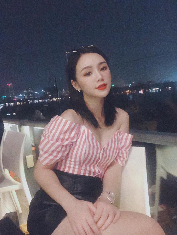 Huyền Baby hững hờ khoe vòng 1 gợi cảm-4