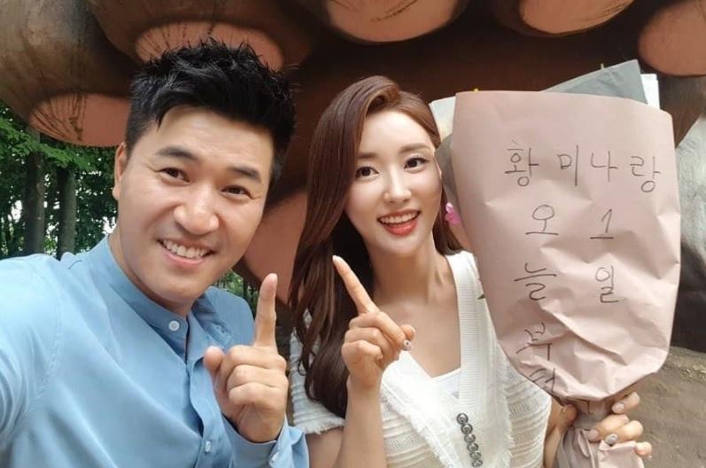 Tiên nữ cử tạ Lee Sung Kyung xuất hiện xinh đẹp với mái tóc đen tuyền-2