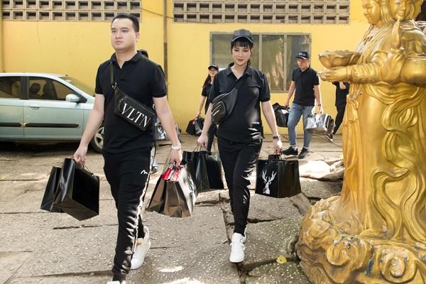 SAO LÀM TỪ THIỆN: Diệp Lâm Anh bầu 8 tháng vẫn tay xách nách mang, trong khi Chi Pu hát nhảy nhiệt tình hết nấc-2