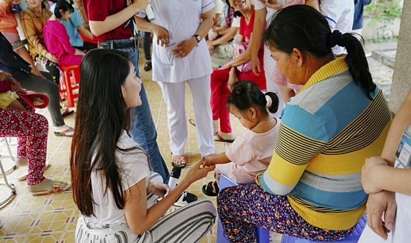 SAO LÀM TỪ THIỆN: Diệp Lâm Anh bầu 8 tháng vẫn tay xách nách mang, trong khi Chi Pu hát nhảy nhiệt tình hết nấc-12