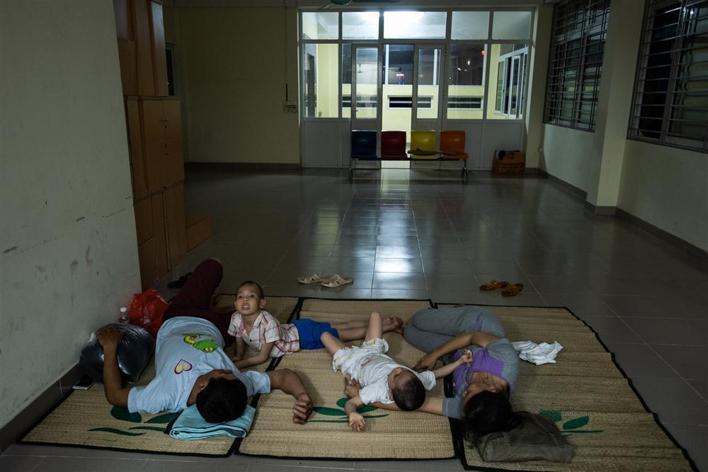 Trung thu của hai anh em bại não mất nhà trọ sau vụ cháy gần Bệnh viện Nhi-3