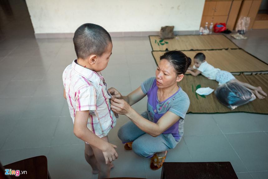 Trung thu của hai anh em bại não mất nhà trọ sau vụ cháy gần Bệnh viện Nhi-5