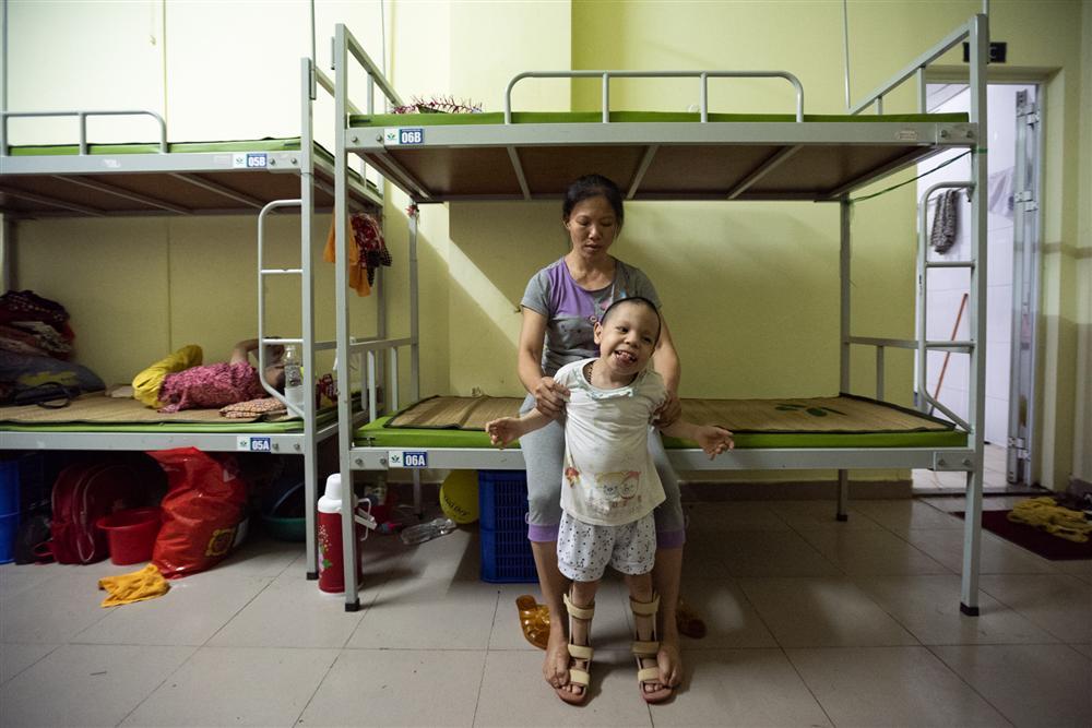 Trung thu của hai anh em bại não mất nhà trọ sau vụ cháy gần Bệnh viện Nhi-7