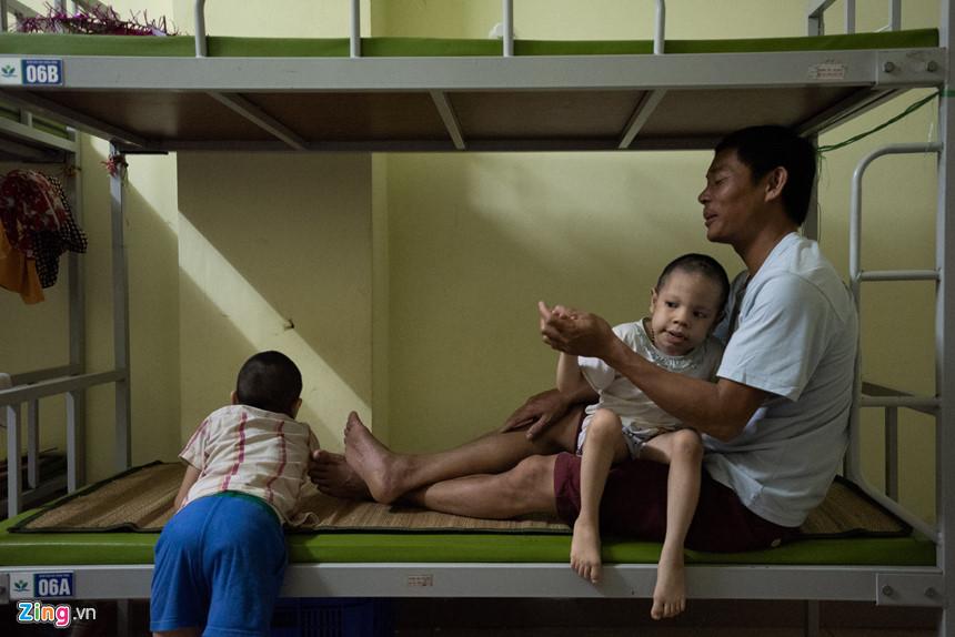 Trung thu của hai anh em bại não mất nhà trọ sau vụ cháy gần Bệnh viện Nhi-8