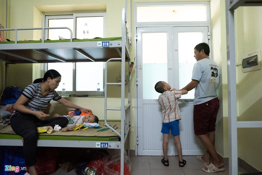 Trung thu của hai anh em bại não mất nhà trọ sau vụ cháy gần Bệnh viện Nhi-10