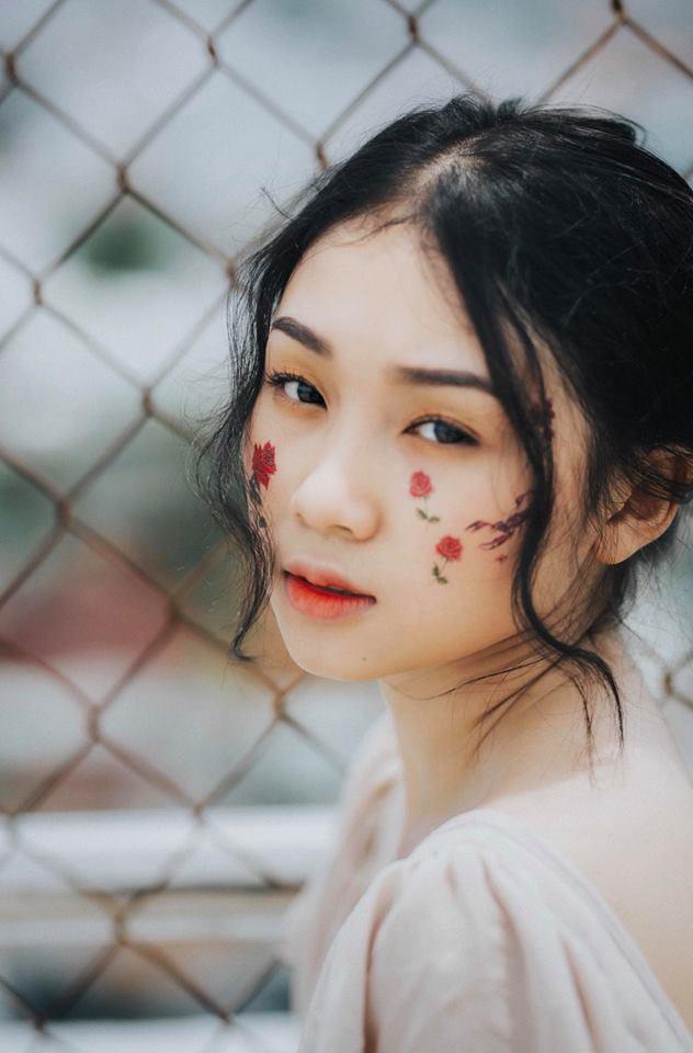 Danh tính 2 cô gái xinh đẹp công khai tỏ tình trên truyền hình được báo chí quốc tế đăng tin rầm rộ-1