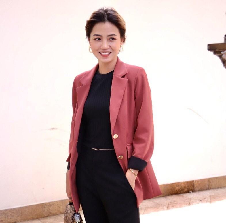 Danh tính 2 cô gái xinh đẹp công khai tỏ tình trên truyền hình được báo chí quốc tế đăng tin rầm rộ-3