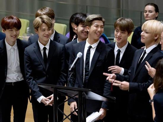 BTS gây sốt khi phát biểu tại Liên Hợp Quốc:  'Hãy nói lên chính con người của mình'