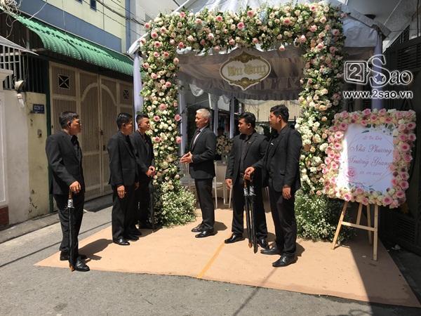 Bảo vệ phủ kín cổng nhà Nhã Phương, gây chú ý khi mang dù đen-2