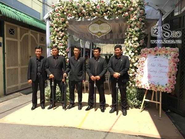 Bảo vệ phủ kín cổng nhà Nhã Phương, gây chú ý khi mang dù đen-5