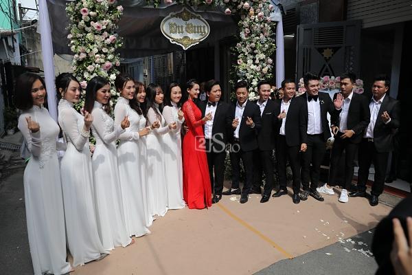 Vợ chồng son chụp hình cùng dàn phù dâu, phù rể nổi tiếng-1