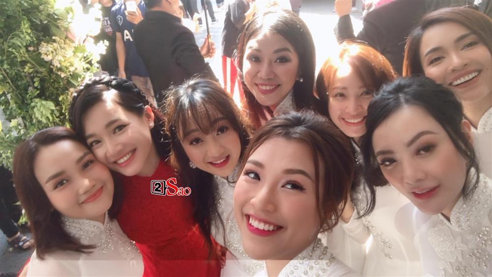 Cận cảnh bộ áo dài đỏ khác biệt của Nhã Phương trong lễ ăn hỏi tràn ngập màu trắng-7