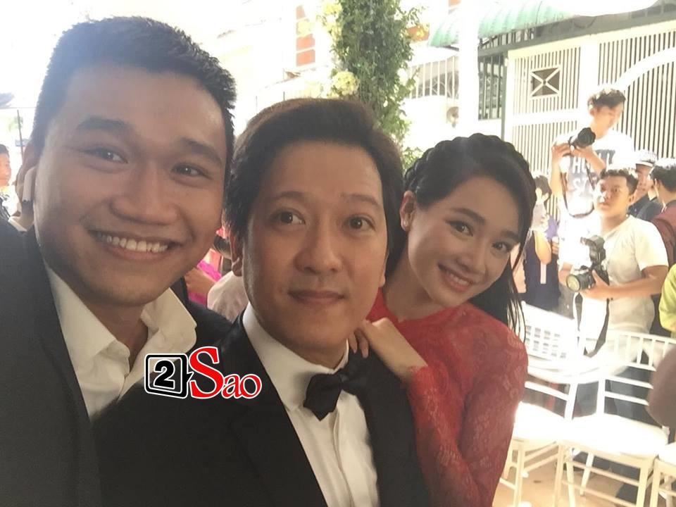 Cận cảnh bộ áo dài đỏ khác biệt của Nhã Phương trong lễ ăn hỏi tràn ngập màu trắng-8