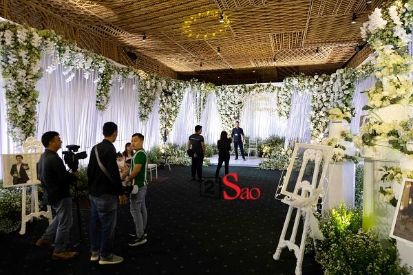 Trường Giang liên tục lau nước mắt cho Nhã Phương trong lễ cưới-9