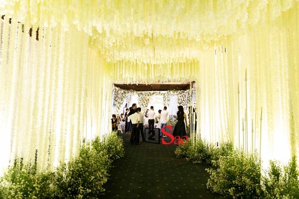 Trường Giang liên tục lau nước mắt cho Nhã Phương trong lễ cưới-10