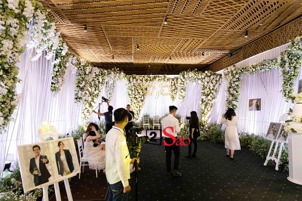 Trường Giang liên tục lau nước mắt cho Nhã Phương trong lễ cưới-11