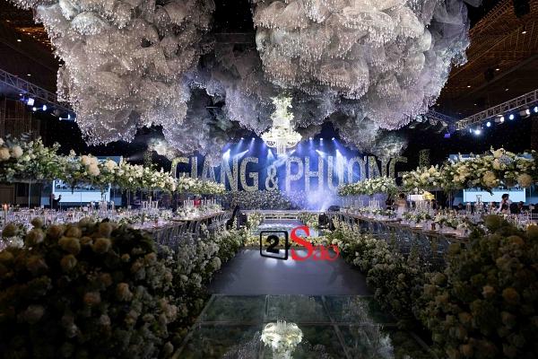 Trường Giang liên tục lau nước mắt cho Nhã Phương trong lễ cưới-12