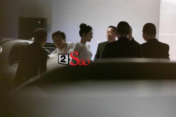 Trường Giang liên tục lau nước mắt cho Nhã Phương trong lễ cưới-16