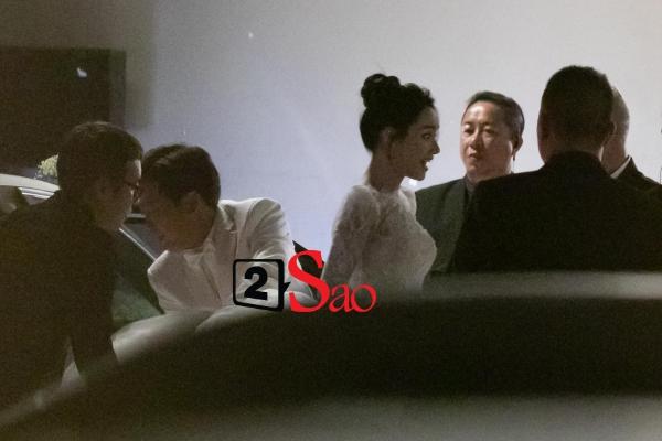 Trường Giang liên tục lau nước mắt cho Nhã Phương trong lễ cưới-17