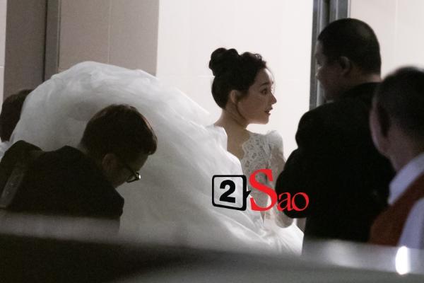 Trường Giang liên tục lau nước mắt cho Nhã Phương trong lễ cưới-18