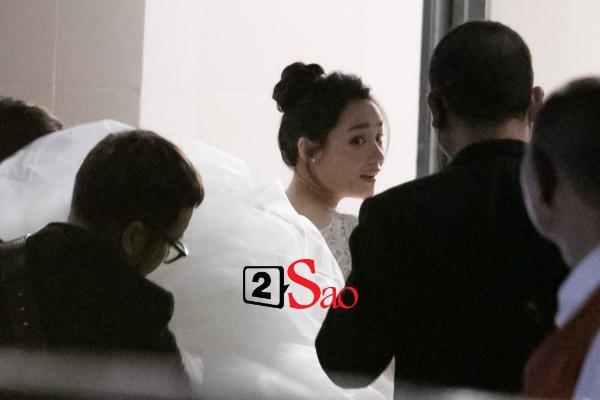 Trường Giang liên tục lau nước mắt cho Nhã Phương trong lễ cưới-19