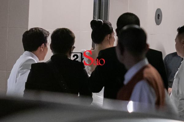 Trường Giang liên tục lau nước mắt cho Nhã Phương trong lễ cưới-20