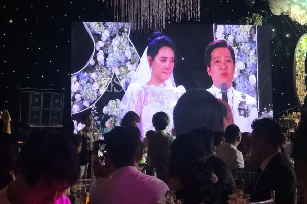 Trường Giang - Nhã Phương hôn nhau hạnh phúc-6