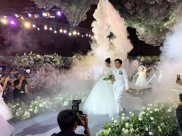 Trường Giang - Nhã Phương hôn nhau hạnh phúc-5