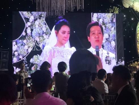 Trường Giang liên tục lau nước mắt cho Nhã Phương trong lễ cưới