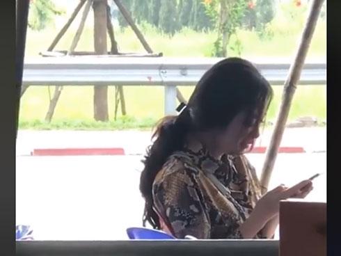 Mặc váy dân tộc, nhảy nhót phản cảm trong hội Trung thu ở Tuyên Quang-3