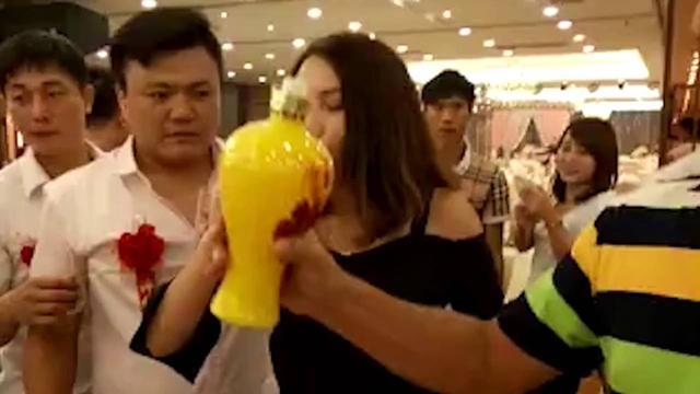 Thể hiện đẳng cấp với màn thách đấu uống rượu, nữ phù dâu xinh đẹp trả giá bằng cả tính mạng-2