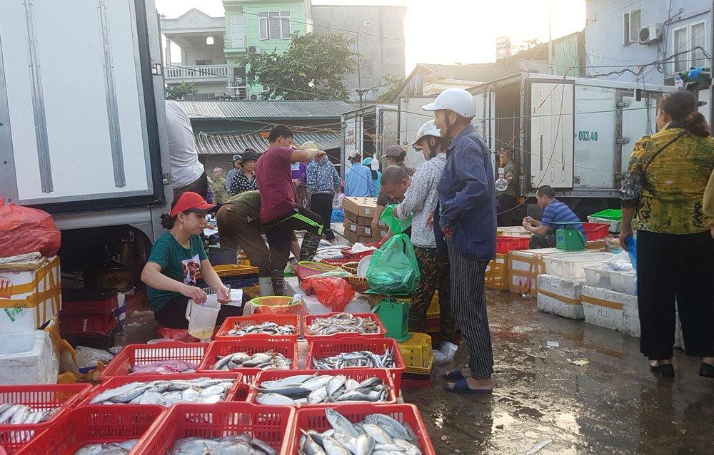 Vụ bảo kê ở chợ Long Biên: Tận thu cả mặt bể nước cứu hỏa-3