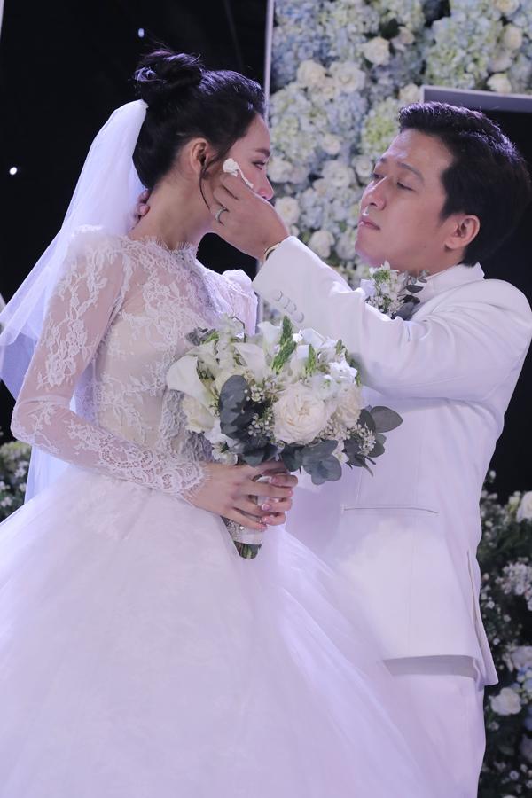 Trước khi thành chú rể bảnh bao, Trường Giang vẫn quần áo te tua, cầm đèn soi cho Nhã Phương chụp hình với bạn-4