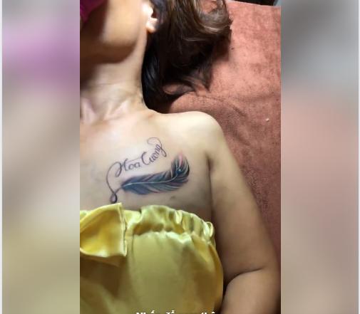 Xăm tên chồng trẻ lên ngực để khẳng định tình yêu, cô dâu 61 tuổi khiến chú rể 26 không vui-2