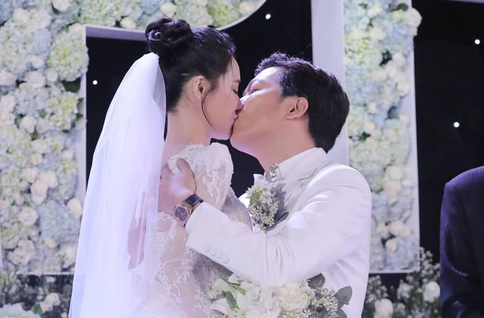 Đi đám cưới Trường Giang - Nhã Phương, Hương Giang Idol ngậm ngùi than thở ăn cỗ toàn lỗ-5