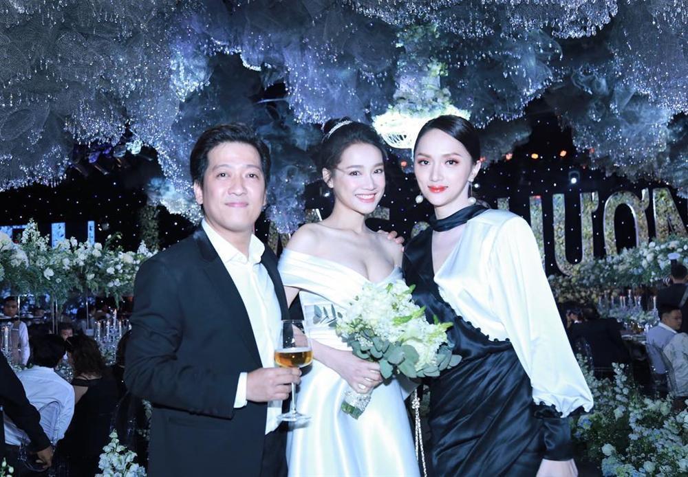 Đi đám cưới Trường Giang - Nhã Phương, Hương Giang Idol ngậm ngùi than thở ăn cỗ toàn lỗ-7