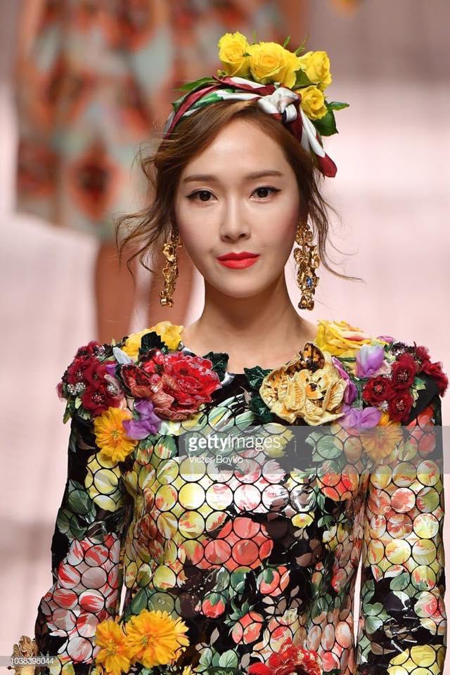 Cùng mặc áo cô dâu: Nhã Phương bị chê da lão hóa sớm - Lan Khuê trang điểm đẹp đỉnh cao-9