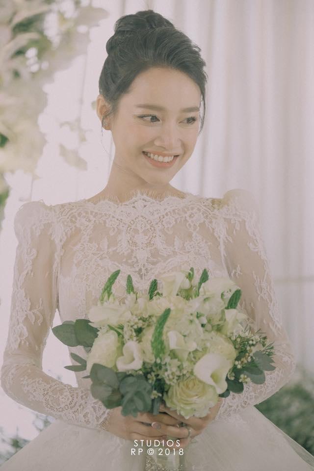 Cùng mặc áo cô dâu: Nhã Phương bị chê da lão hóa sớm - Lan Khuê trang điểm đẹp đỉnh cao-2