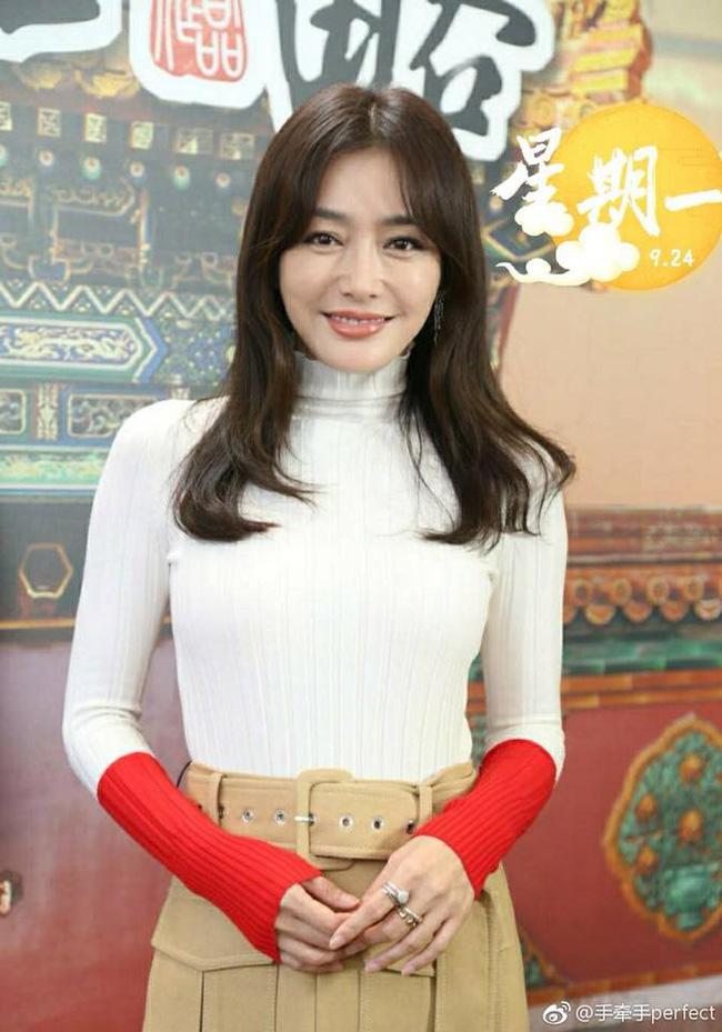 Cùng mặc áo cô dâu: Nhã Phương bị chê da lão hóa sớm - Lan Khuê trang điểm đẹp đỉnh cao-6