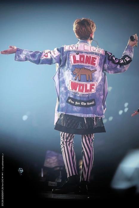 Bất chấp cuộc chiến fandom, các mỹ nam BTS và EXO vẫn mặc chung quần áo, chỉ là ai đẹp hơn thôi!-1