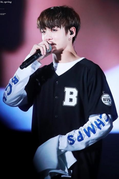 Bất chấp cuộc chiến fandom, các mỹ nam BTS và EXO vẫn mặc chung quần áo, chỉ là ai đẹp hơn thôi!-12