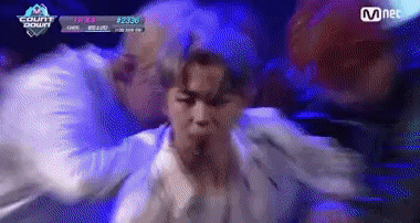 Bất chấp cuộc chiến fandom, các mỹ nam BTS và EXO vẫn mặc chung quần áo, chỉ là ai đẹp hơn thôi!-13