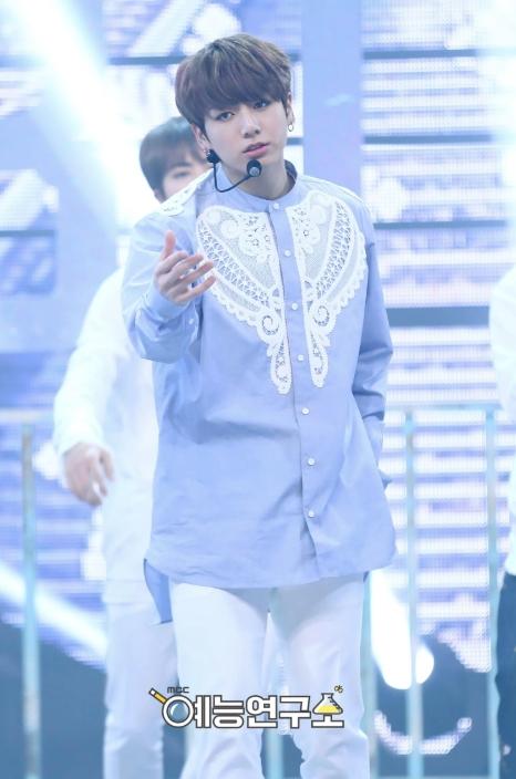 Bất chấp cuộc chiến fandom, các mỹ nam BTS và EXO vẫn mặc chung quần áo, chỉ là ai đẹp hơn thôi!-16