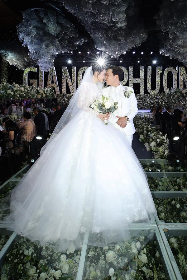 Không chỉ Trường Giang hay Trấn Thành, nhiều sao Việt sẵn sàng chi tiền tỷ chỉ để trang trí hoa nến cho đám cưới-1
