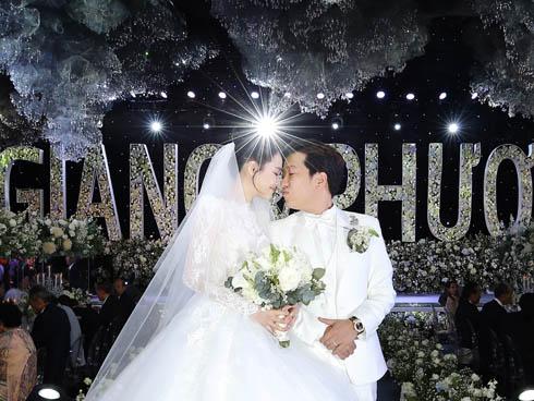 Không chỉ Trường Giang hay Trấn Thành, nhiều sao Việt sẵn sàng chi tiền tỷ chỉ để trang trí hoa nến cho đám cưới