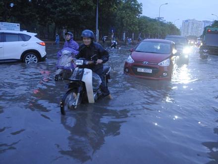 Mưa lớn, Hà Nội chìm trong 'biển nước', giao thông hỗn loạn