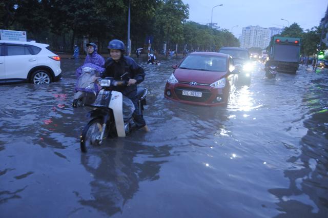 Mưa lớn, Hà Nội chìm trong biển nước, giao thông hỗn loạn-1