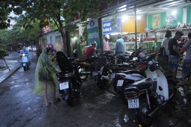 Mưa lớn, Hà Nội chìm trong biển nước, giao thông hỗn loạn-11