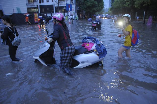 Mưa lớn, Hà Nội chìm trong biển nước, giao thông hỗn loạn-6